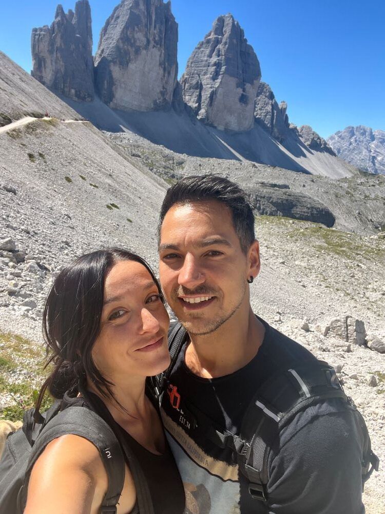 selfie con los picos de motaña en dolomitas